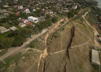 Масштабный оползень в Одесской области почти подобрался к домам