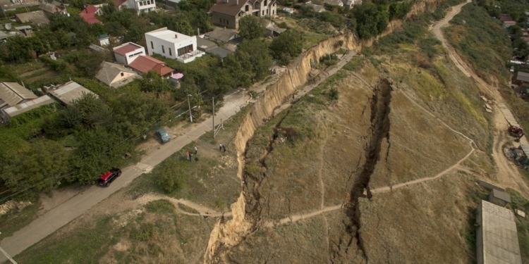 Масштабный оползень в Одесской области почти подобрался к домам