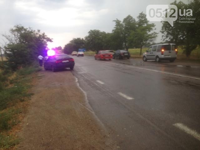 Под Николаевом на трассе неизвестные напали на автомобиль: водитель получил несколько ударов ножом, пассажир ранен из «травмата» 17