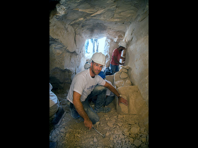 Первое чудо Христа. В Израиле нашли древнюю каменную посуду - в такой Иисус превратил воду в вино 15