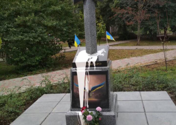 В Киеве облили краской и пытались взорвать памятник воинам АТО