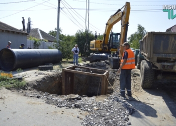 В Николаеве на улице Лескова прорвало канализацию – образовался провал 4-метровой глубины
