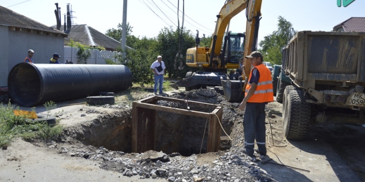 В Николаеве на улице Лескова прорвало канализацию – образовался провал 4-метровой глубины