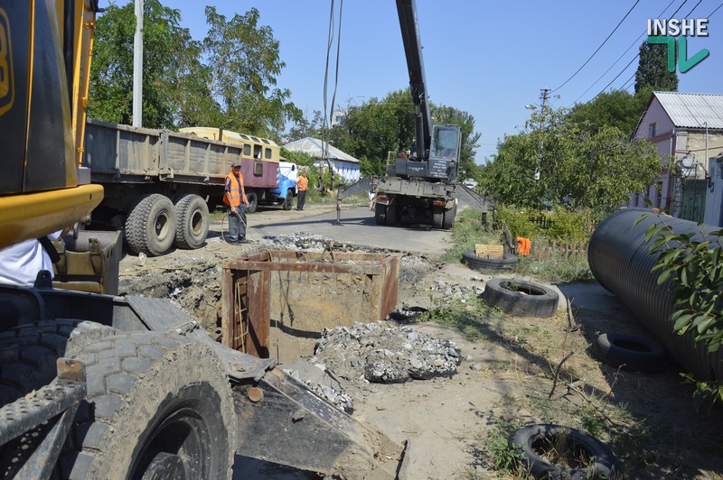 В Николаеве на улице Лескова прорвало канализацию - образовался провал 4-метровой глубины 3