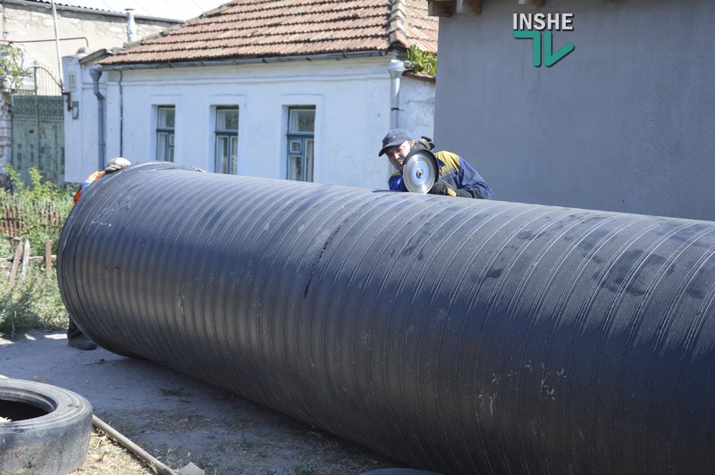 В Николаеве на улице Лескова прорвало канализацию - образовался провал 4-метровой глубины 7