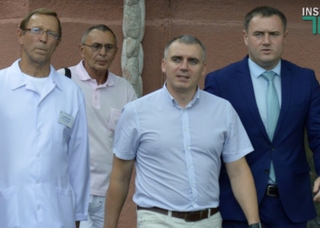 «На пути к эстетическому удовольствию»: Сенкевич передал больницам города 8 санитарных легковушек и пообещал озеленить городскую больницу №1