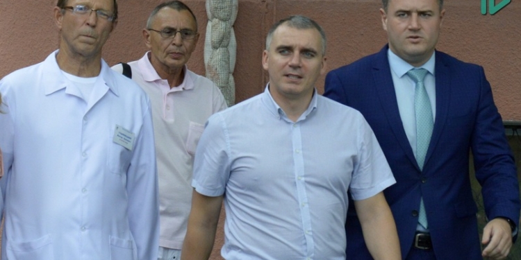 «На пути к эстетическому удовольствию»: Сенкевич передал больницам города 8 санитарных легковушек и пообещал озеленить городскую больницу №1