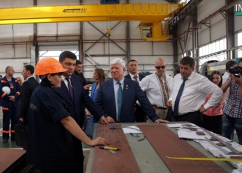 Владимир Гройсман посетил в Николаеве судостроительный завод «НИБУЛОНа» и встретился с представителями бизнеса