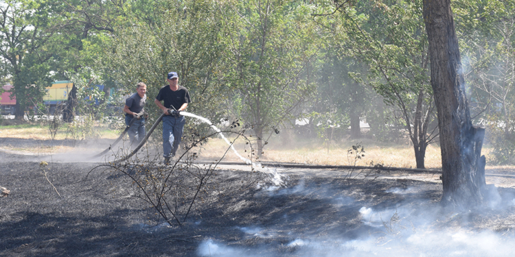 В Николаеве тушили масштабный пожар рядом с АЗС
