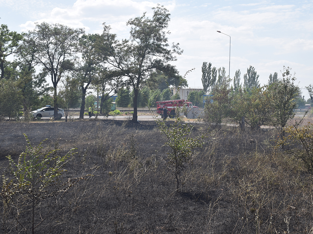 В Николаеве тушили масштабный пожар рядом с АЗС 5