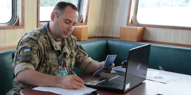 Трем иностранным морякам в Николаевском морпорту пограничники запретили сходить на берег