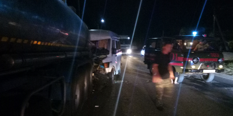 В Вознесенском районе столкнулись Меrsedes Bens и DAF с цистерной. Водителя вырезали из железа