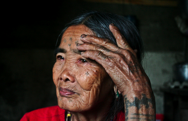 Вышиванка прямо на теле. К 100-летней мастерице тату на Филиппинах едут со всего мира 1