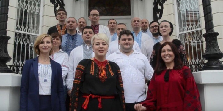 Дипломаты посольства Украины в Великобритании прочитали «Любіть Україну»