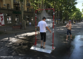 Спасение от жары: в Николаеве установили “водяную арку” для прохожих