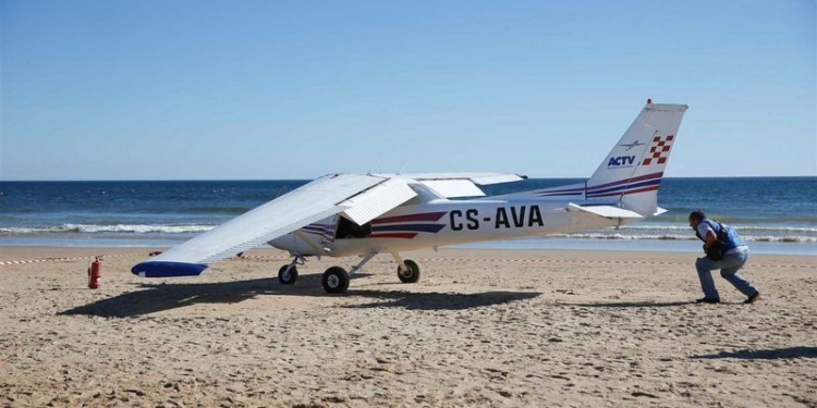 Во время аварийной посадки на пляже самолет убил мужчину и 8-летнюю девочку
