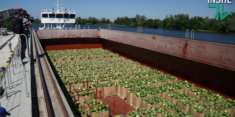 На День Независимости из Херсона в Киев отправится ещё одна баржа с арбузами