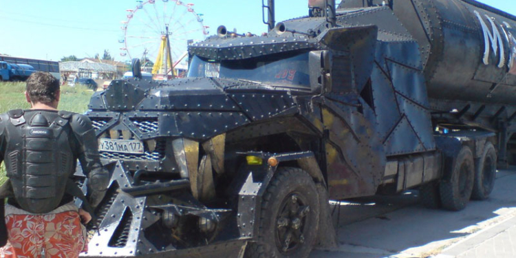 На Запорожский курорт российские байкеры привезли “бронепоезд”