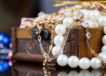 Ювелирный магазин в Лондоне ограбили по старинке: пробили дыру в стене и вынесли драгоценностей на $2,3 млн.