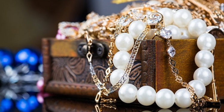 Ювелирный магазин в Лондоне ограбили по старинке: пробили дыру в стене и вынесли драгоценностей на $2,3 млн.