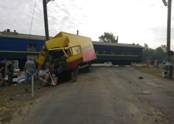 На Луганщине пассажирский поезд протаранил грузовик