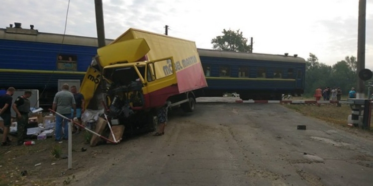 На Луганщине пассажирский поезд протаранил грузовик