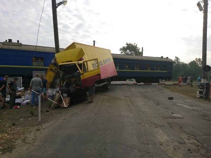 На Луганщине пассажирский поезд протаранил грузовик 7