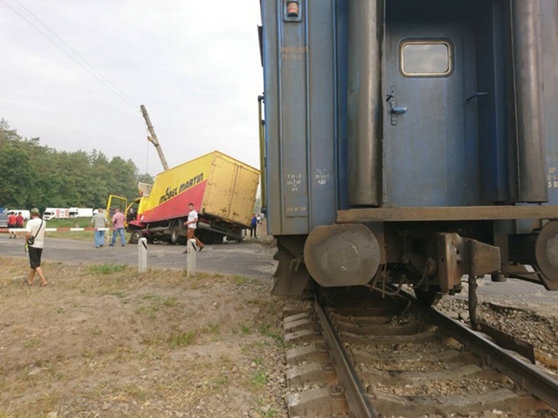 На Луганщине пассажирский поезд протаранил грузовик 5