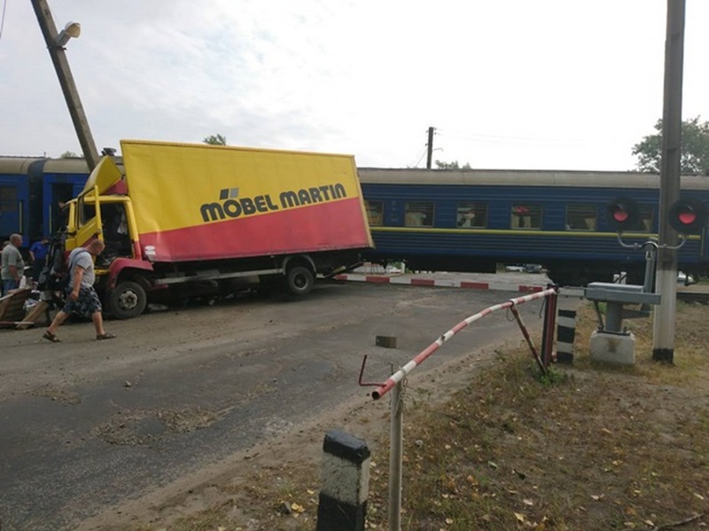 На Луганщине пассажирский поезд протаранил грузовик 3