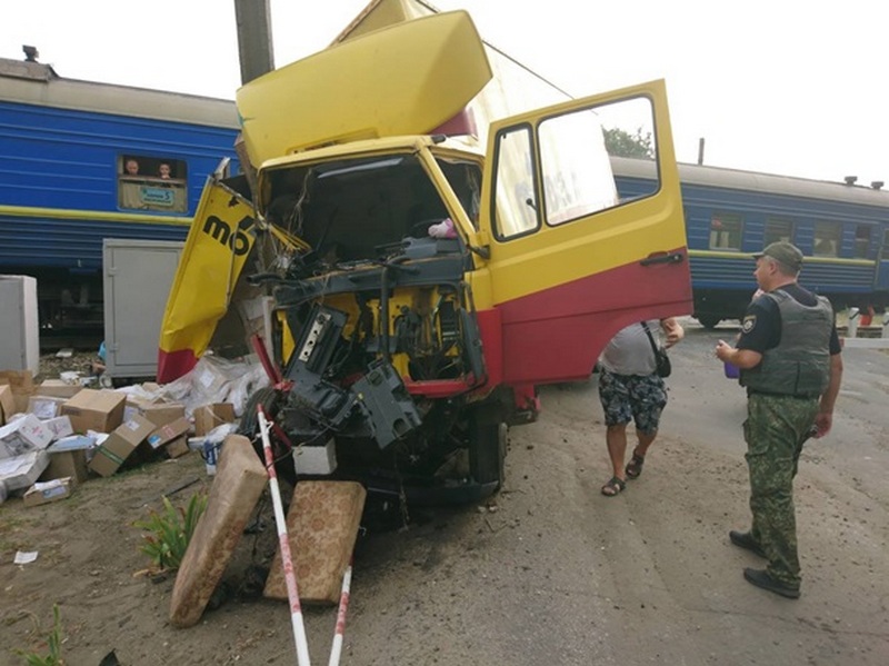 На Луганщине пассажирский поезд протаранил грузовик 1