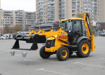 В центре Киева прошло шоу экскаваторов