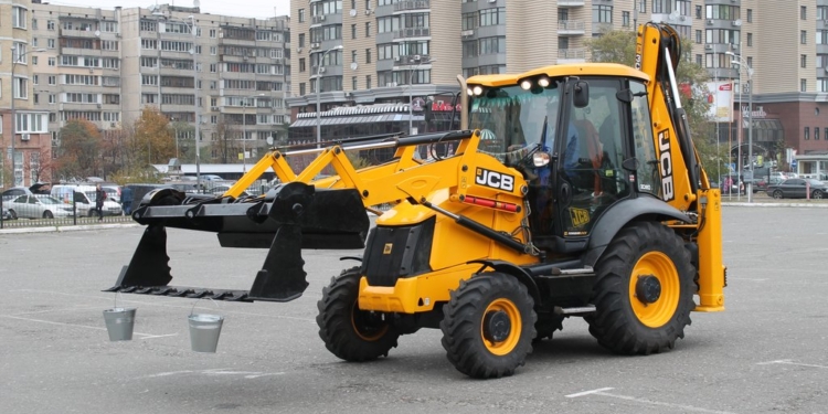 В центре Киева прошло шоу экскаваторов