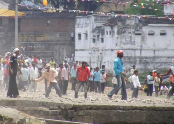Традиционный фестиваль бросания камнями традиционно завершился десятками жертв