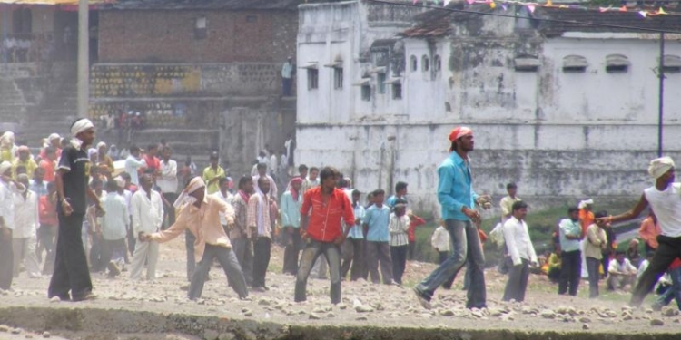 Традиционный фестиваль бросания камнями традиционно завершился десятками жертв