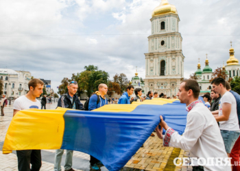 В центре Киева развернули самый большой в мире флаг Украины