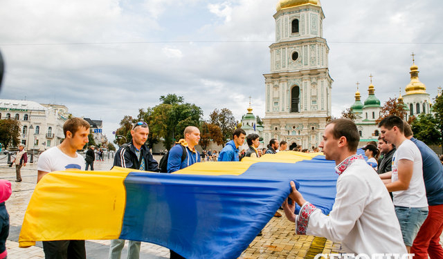 В центре Киева развернули самый большой в мире флаг Украины