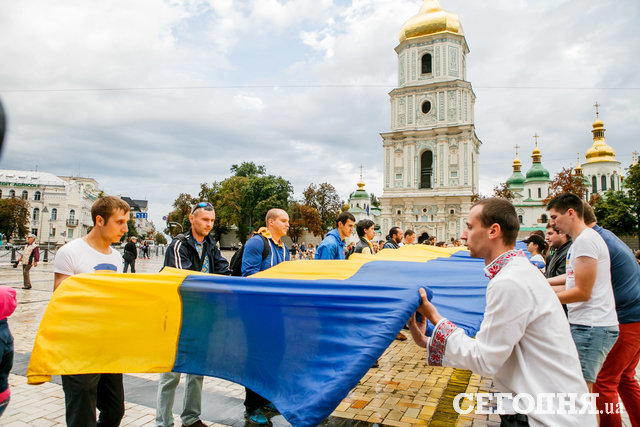 В центре Киева развернули самый большой в мире флаг Украины 13