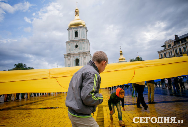 В центре Киева развернули самый большой в мире флаг Украины 11