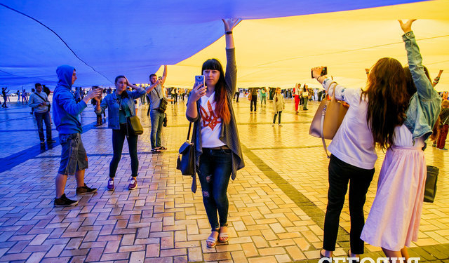 В центре Киева развернули самый большой в мире флаг Украины