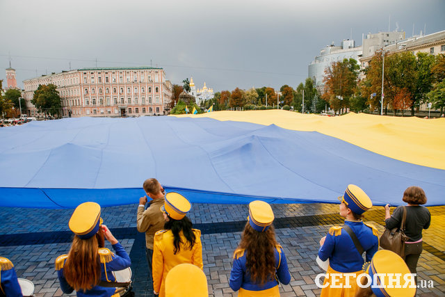 В центре Киева развернули самый большой в мире флаг Украины 1