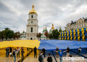 В центре Киева развернули самый большой в мире флаг Украины
