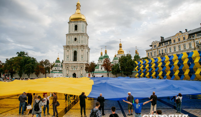 В центре Киева развернули самый большой в мире флаг Украины