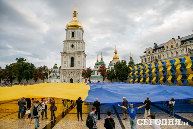 В центре Киева развернули самый большой в мире флаг Украины 15