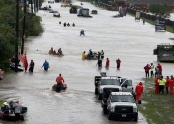 Жертвами урагана Харви стали уже 30 человек, в затопленном Хьюстоне ввели комендантский час