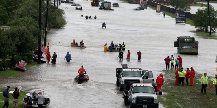 Жертвами урагана Харви стали уже 30 человек, в затопленном Хьюстоне ввели комендантский час