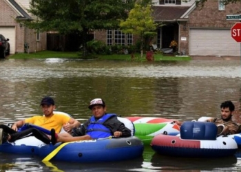 Жертвами урагана Харви стали уже 30 человек, в затопленном Хьюстоне ввели комендантский час