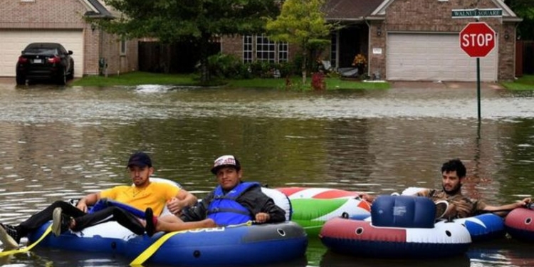 Жертвами урагана Харви стали уже 30 человек, в затопленном Хьюстоне ввели комендантский час