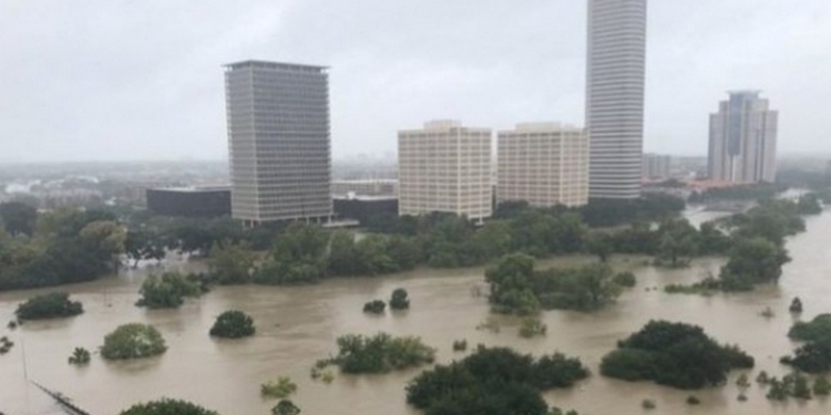 Жертвами урагана Харви стали уже 30 человек, в затопленном Хьюстоне ввели комендантский час