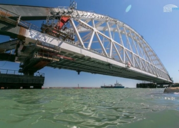 На Керченском мосту начали устанавливать железнодорожную арку