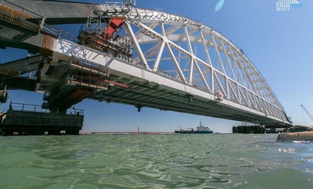 На Керченском мосту начали устанавливать железнодорожную арку